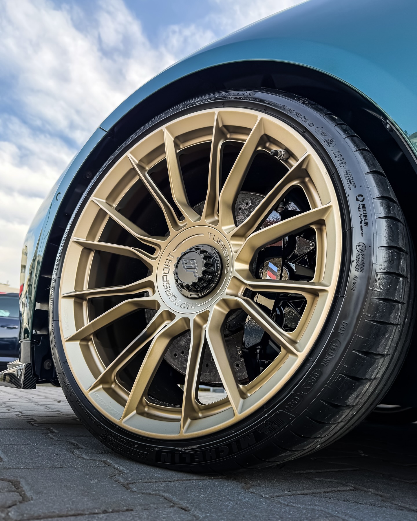 BMW M3 Competition — złota felga motorsport po myciu