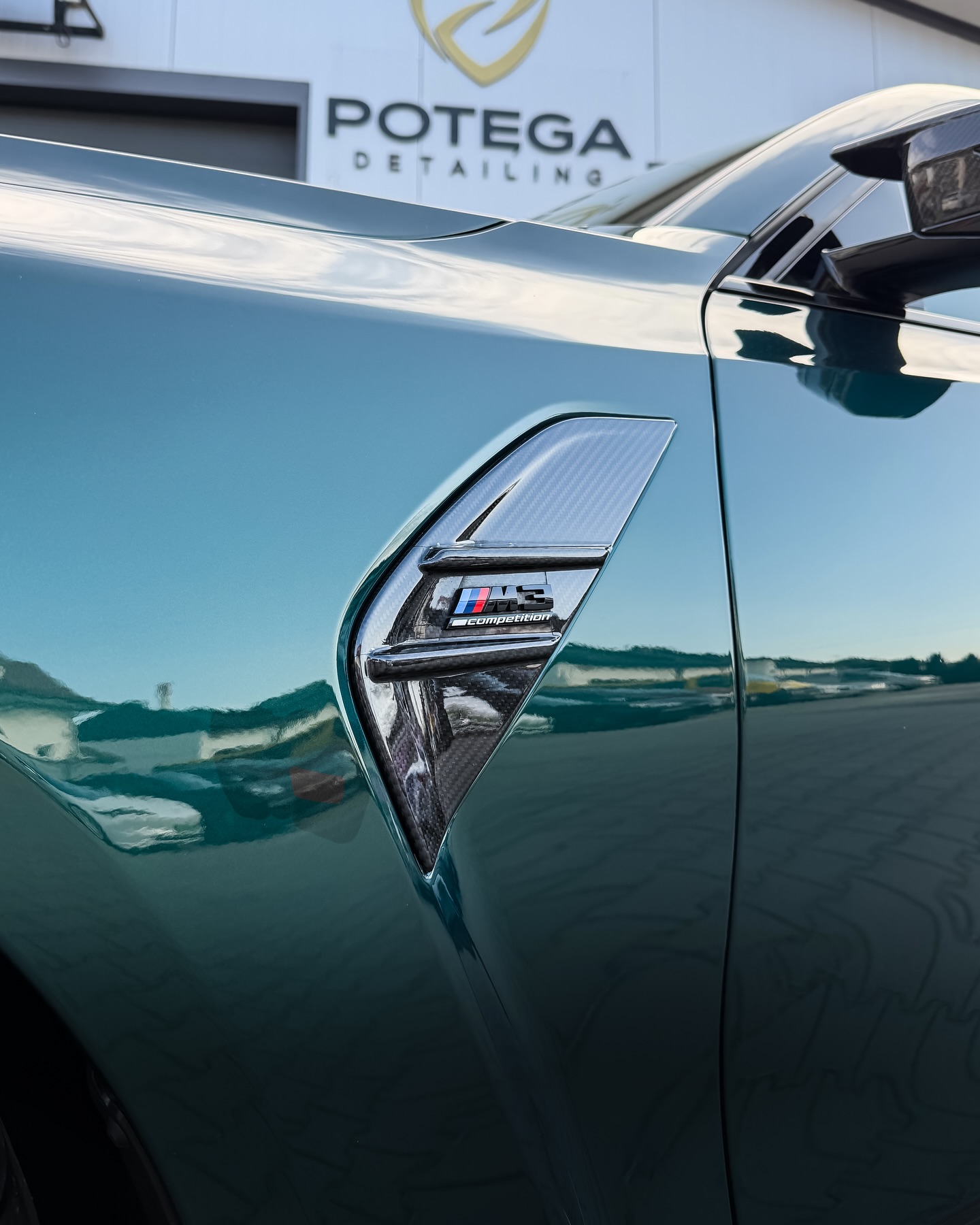 BMW M3 Competition — emblemat i lakier po korekcie