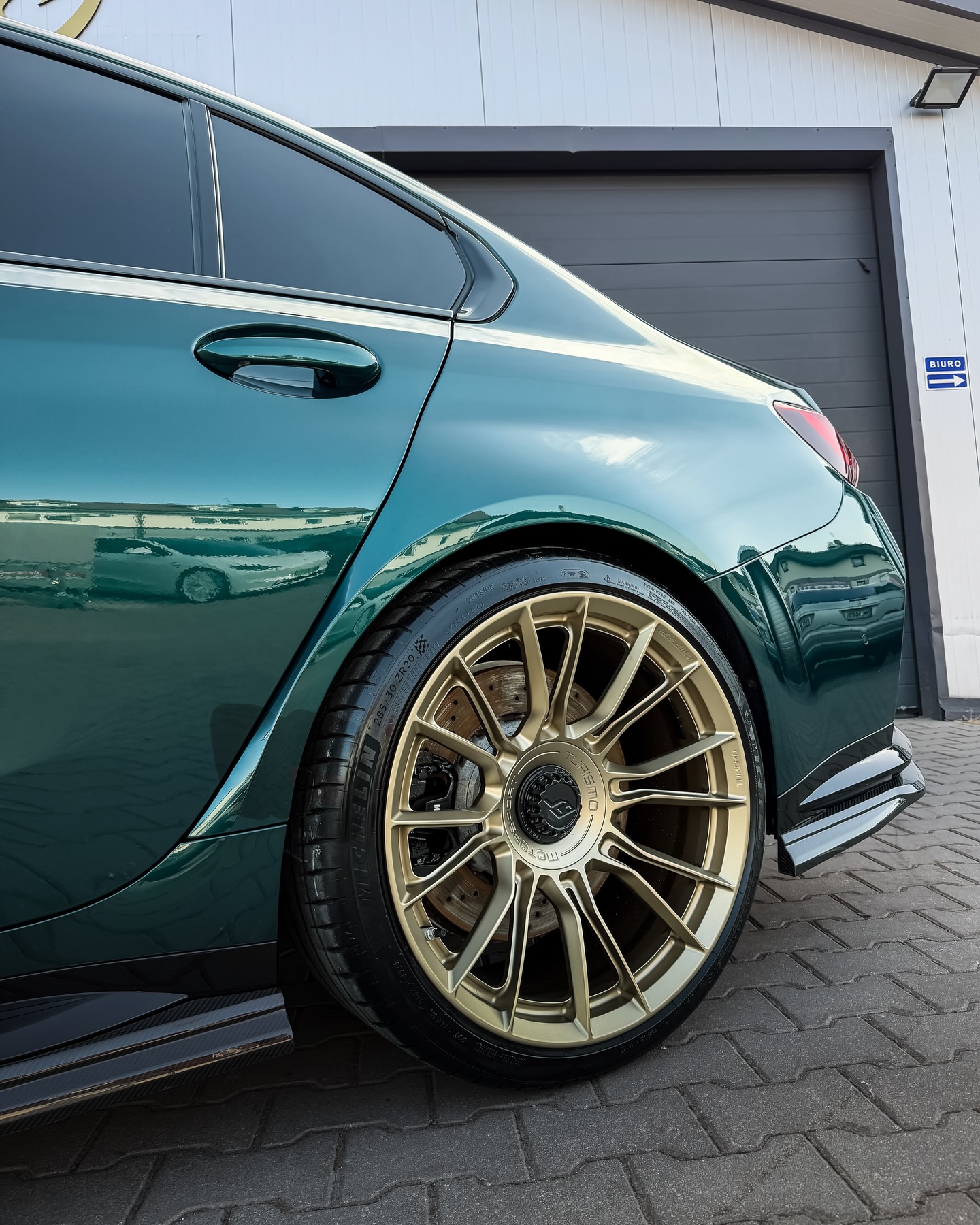 BMW M3 Competition — tylna felga i błotnik po detailingu